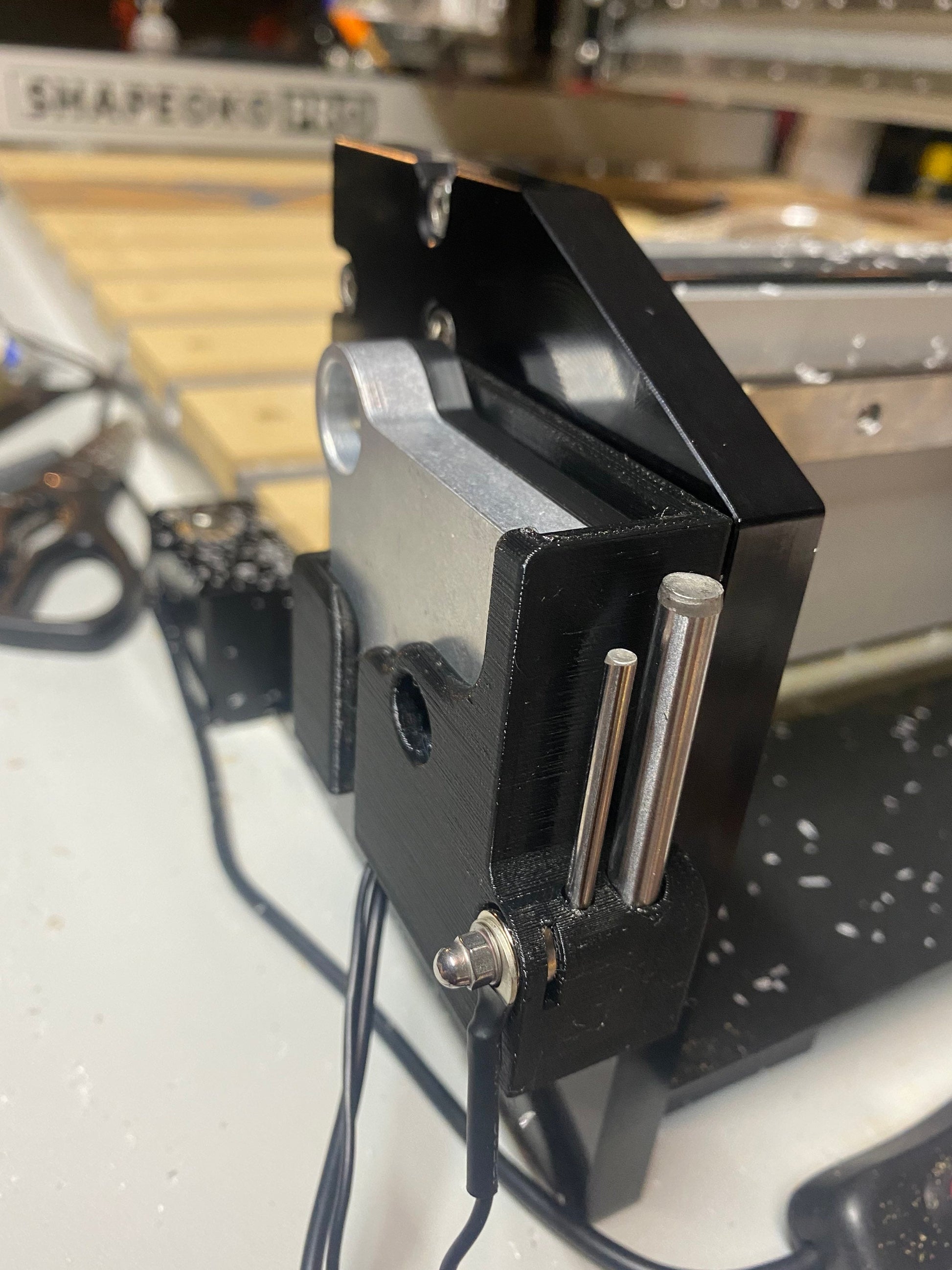 Shapeoko Bitzero v2 with magnetic ground holder and dowel holder